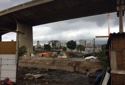 A Favela da Penha, na rua Aracati, fica na beira do c&oacute;rrego Aricanduva e debaixo de um viaduto, na zona leste de S&atilde;o Paulo. 