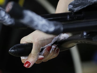 La ciclista británica Laura Trott agarra el manillar de su bicicleta.