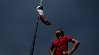 Un joven observa el eclipse solar parcial del 8 de abril de 2024 en el Zócalo de Ciudad de México.