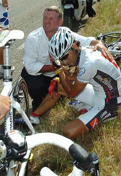 Alejandro Valverde se duele de sus heridas a la espera de la ambulancia.