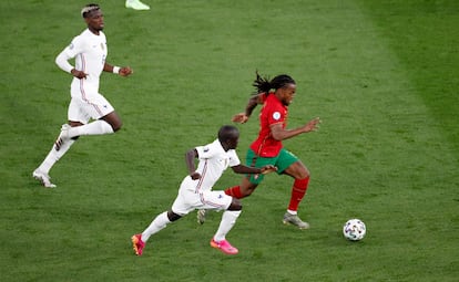 Kanté y Pogba acosan a Renato Sanches.