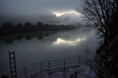 El río Ebro y la barca de paso de Torres de Berrellén, aguas arriba de Zaragoza.