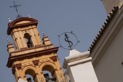 Un símbolo de esclavitud y servicio a la virgen en la Iglesia de Los Terceros, Sevilla.
