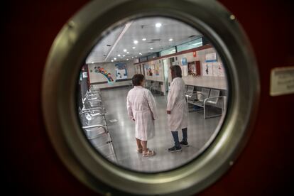 Dos sanitarios en el centro de salud de Goya, Madrid.