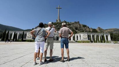 Visitantes fotografían el monumento del Valle de los Caídos.