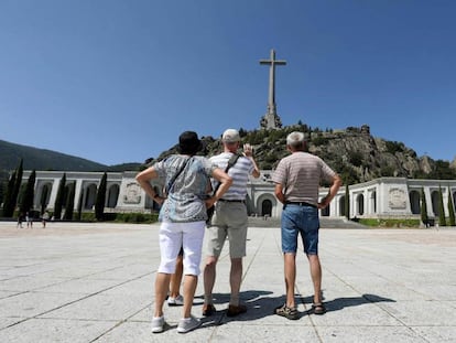 Visitantes fotografían el monumento del Valle de los Caídos.