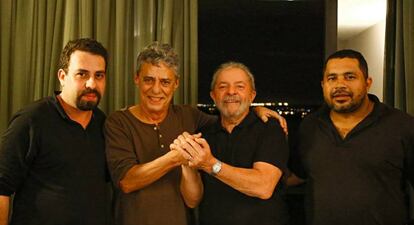 Guilherme Boulos, do MTST, Chico Buarque, Lula e João Paulo, do MST em foto divulgada pela página do petista no Facebook neste domingo.