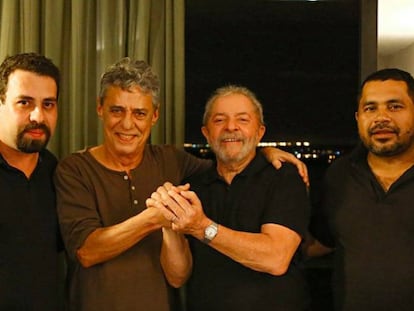 Guilherme Boulos, do MTST, Chico Buarque, Lula e João Paulo, do MST em foto divulgada pela página do petista no Facebook neste domingo.