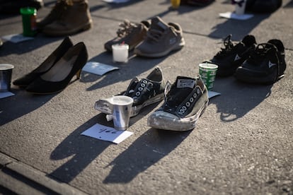 Las organizaciones civiles fueron colocando los cientos de pares de zapatos en diferentes puntos de la explanada en el Zócalo. 