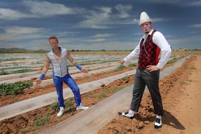El trapecista Alexander Licher y el payaso Maike Torralvo en un campo de melones en Campillo de Arriba (Murcia).