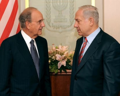 George Mitchell (izquierda) y Benjamín Netanyahu, en Jerusalén en septiembre pasado.