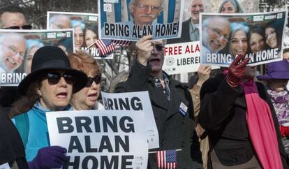 Manifestantes en apoyo a la liberaci&oacute;n de Alan Gross frente a la Casa Blanca.