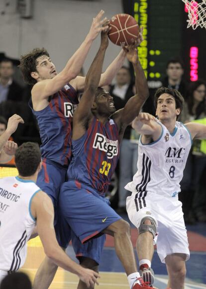 Mickeal entra a canasta ante Tomic y Carlos Suárez.