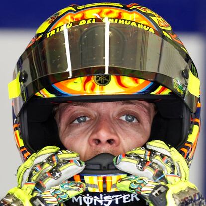 Valentino Rossi se ajusta el casco al disponerse a afrontar la sesión clasificatoria de ayer.