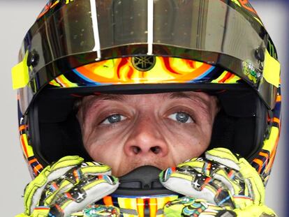 Valentino Rossi se ajusta el casco al disponerse a afrontar la sesión clasificatoria de ayer.