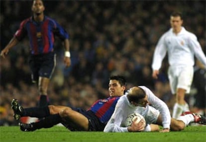 Saviola y Zidane, en el suelo, durante el enfrentamiento Barça-Madrid de la temporada pasada.