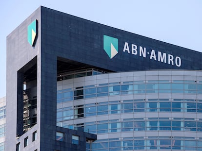 Logo de ABN Amro en la sede de la compañía en Ámsterdam.