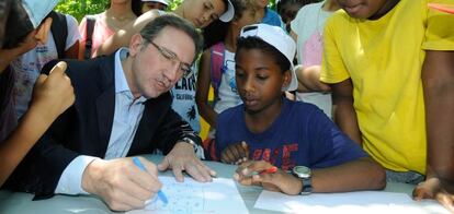 Jaume Gir&oacute;, director general de la Fundaci&oacute;n Bancaria La Caixa, con los ni&ntilde;os en Barcelona.