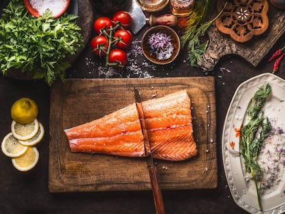 No te dejes llevar por el color de su carne: al salmón mírale la piel