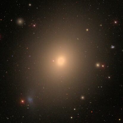 M49 es una galaxia elíptica situada en la constelación de Virgo. A través de un pequeño telescopio se muestra como un objeto difuso.