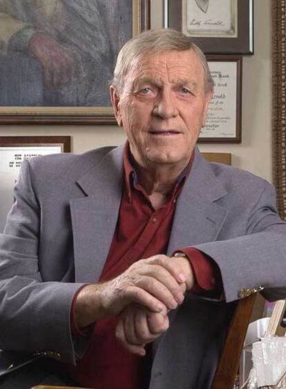 Eddy Arnold, fotografiado en su sala de trofeos en 2002.