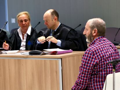 El acusado Francisco Javier Almeida (derecha) asiste a la segunda sesión del juicio con jurado por el crimen de Lardero (La Rioja).