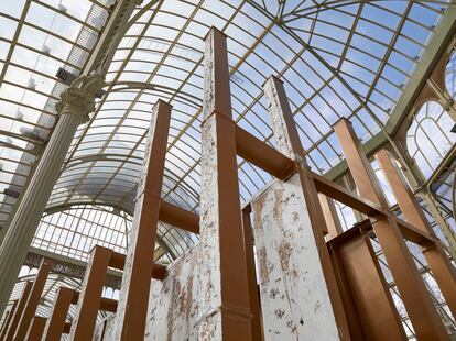 Vista de la exposición de Carlos Bunga dentro del Palacio de Cristal del Retiro. 