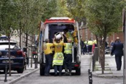 Integrantes de los servicios de Emergencias desmantelan el dispositivo utilizado con motivo del incendio que ha tenido lugar en la azotea del Banco de Espa&ntilde;a.