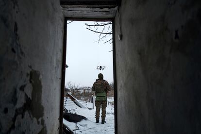 Un soldado ucranio controla un dron cerca del frente de Avdiika, en la región de Donetsk, el 17 de febrero. 
