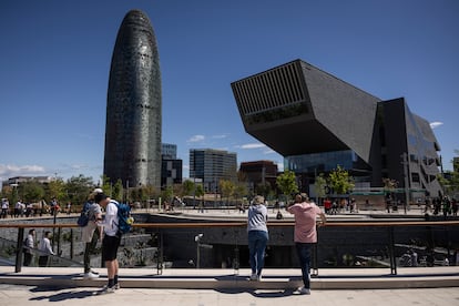 La torre Glòries junto al edificio del Disseny Hub Barcelona, visto desde el nuevo parque, este domingo.