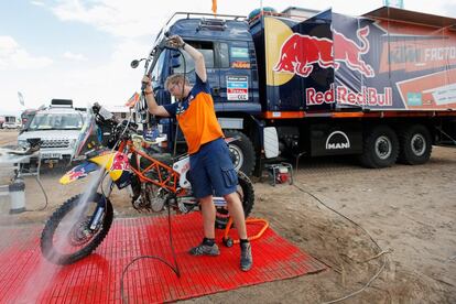 Un mecánico limpia una moto del equipo Red Bull.  