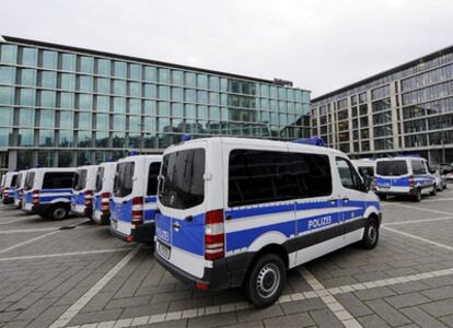 Furgones de la Policía alemana ante la sede central del banco público del Estado federado de Baden-Wurtemberg (LBBW).