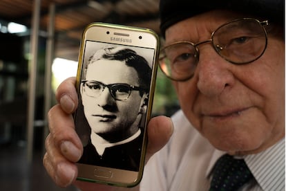 José Barba, víctima de la Legión de Cristo, con una foto de sí mismo a los 18 años, en Ciudad de México, el 22 de febrero de 2022.