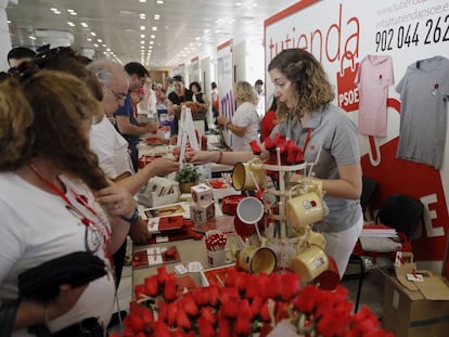 Tienda de recuerdos en el 39 Congreso Federal del PSOE, que se ha inaugurado hoy en Madrid.