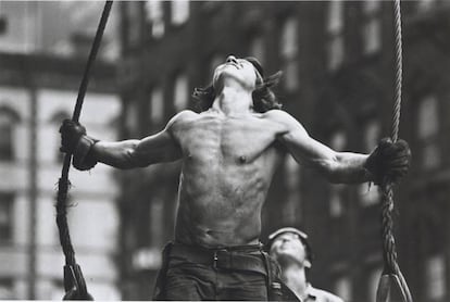 En la imagen Roger Horne, un herrero de Mohawk mirando al infinito en una construcción entre Park Avenue y 53rd Street. 1970-1971. |