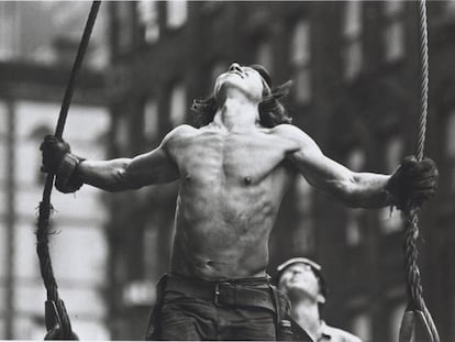 En la imagen Roger Horne, un herrero de Mohawk mirando al infinito en una construcción entre Park Avenue y 53rd Street. 1970-1971. |