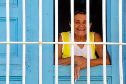 Una vecina de Trinidad tras una de las rejas que son parte de la personalidad de esta ciudad.