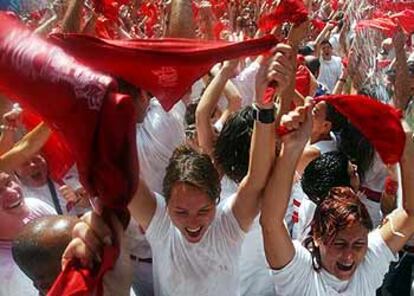 La plaza del Ayuntamiento se ha llenado una vez más de pañuelos rojos durante el <i>chupinazo</i>.