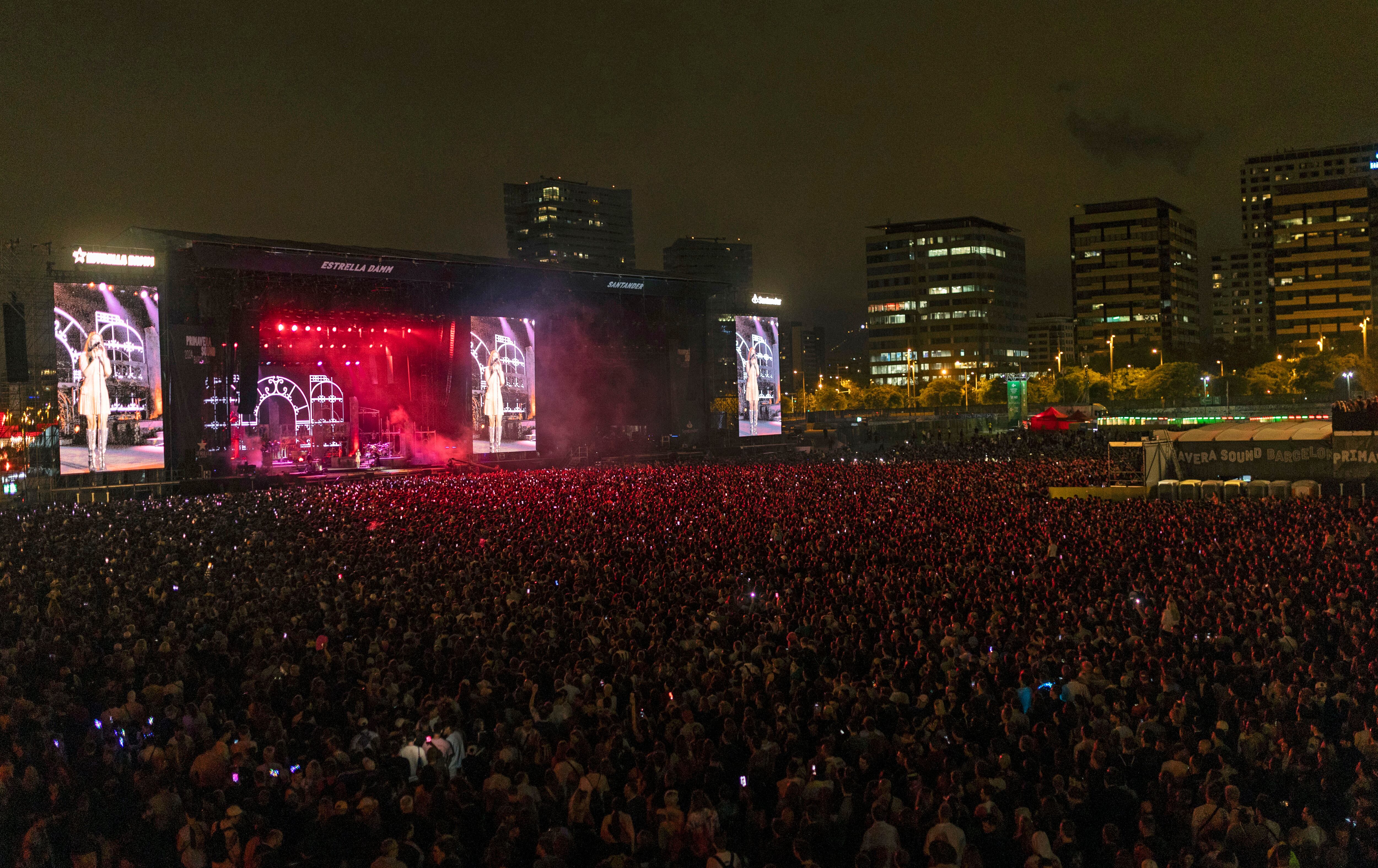 Centenares de personas asisten a la actuación de la cantante Lana del Rey, el 31 de mayo. 