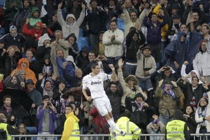 Di María festeja junto a los aficionados el tercer gol del Madrid.