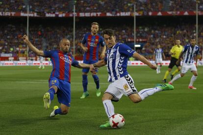 Javier Mascherano (izquierda), del Barcelona, intenta bloquear el tiro de Ibai Gómez.