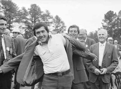 Fuzzy Zoeller ayuda a Ballesteros a ponerse su primera chaqueta verde, en Augusta, en 1980.