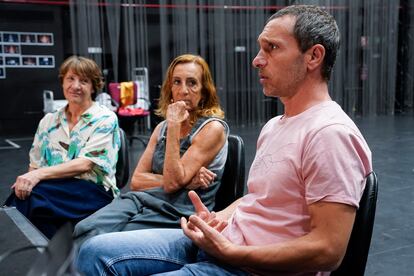 Blanca Portillo, Carme Portacelli y Pablo Derqui, durante la entrevista con EL PAÍS.