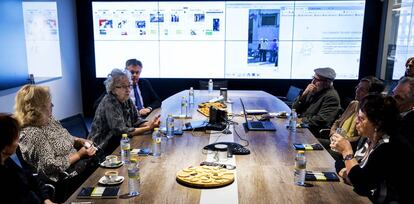 La directora charla con los lectores en la sala de reuniones de EL PAÍS. 