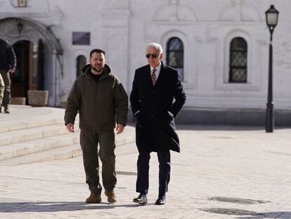 El presidente de Estados Unidos, Joe Biden, junto al presidente de Ucrania, Volodímir Zelenski, el pasado 20 de febrero en Kiev.