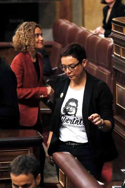 La diputada de ERC Montserrat Bassa, con una camiseta con el rostro de su hermana, Dolors Bassa.