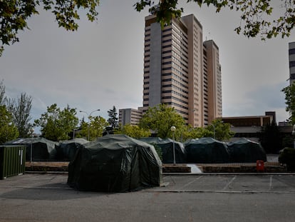 Zona del hospital de campaña instalado en el aparcamiento del Hospital Central de la Defensa Gómez Ulla, en Madrid, este 17 de septiembre.