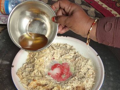 Una mujer sirve un plato de pescado seco, llamado 'geij' en la lengua hassanya, en Mauritania.
