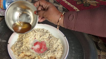 Una mujer sirve un plato de pescado seco, llamado 'geij' en la lengua hassanya, en Mauritania.