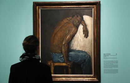 Una visitante observa el cuadro 'El negro Escipión', de Paul Cézanne, en la exposición 'Monet coleccionista', en el Museo Marmottan.